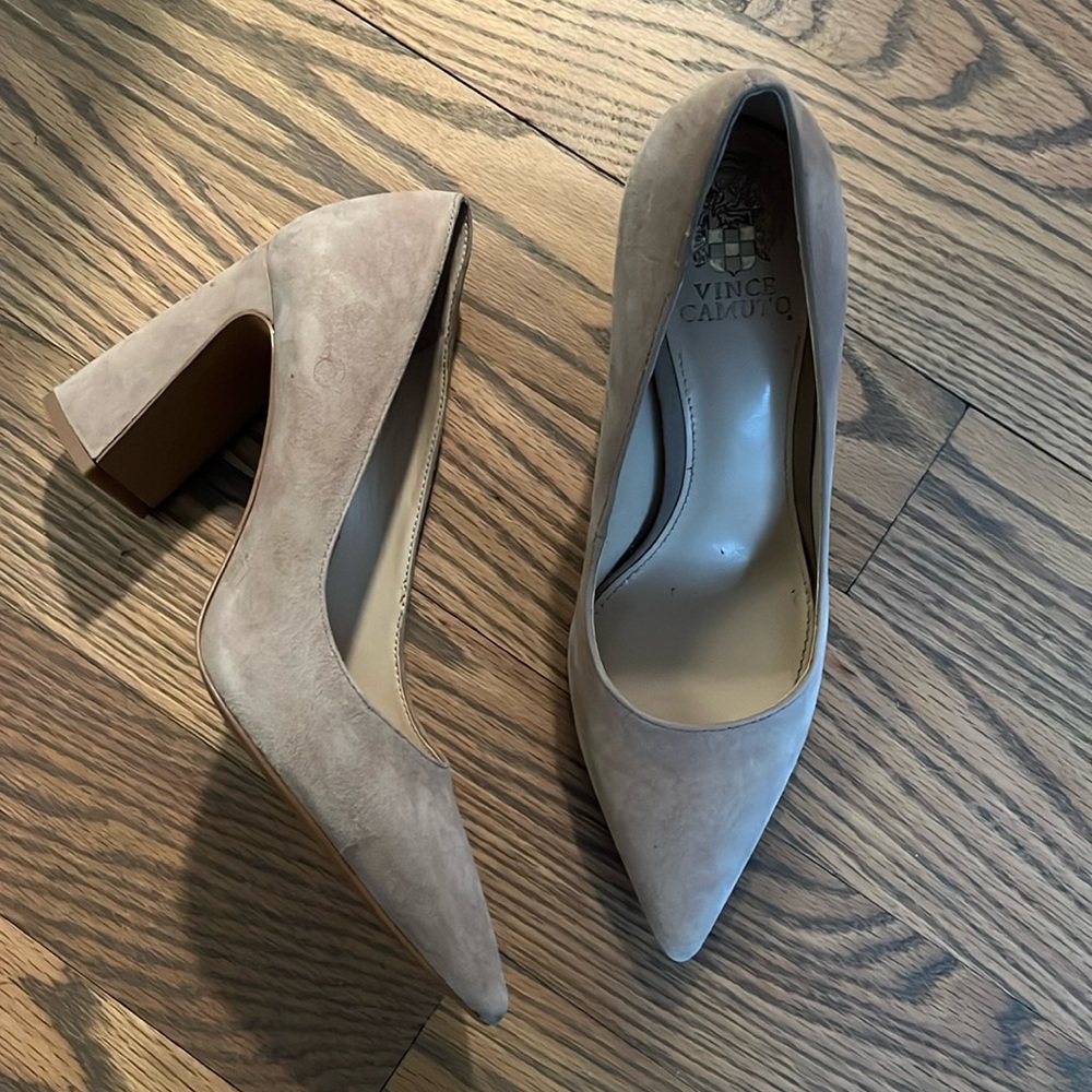 Nude pumps